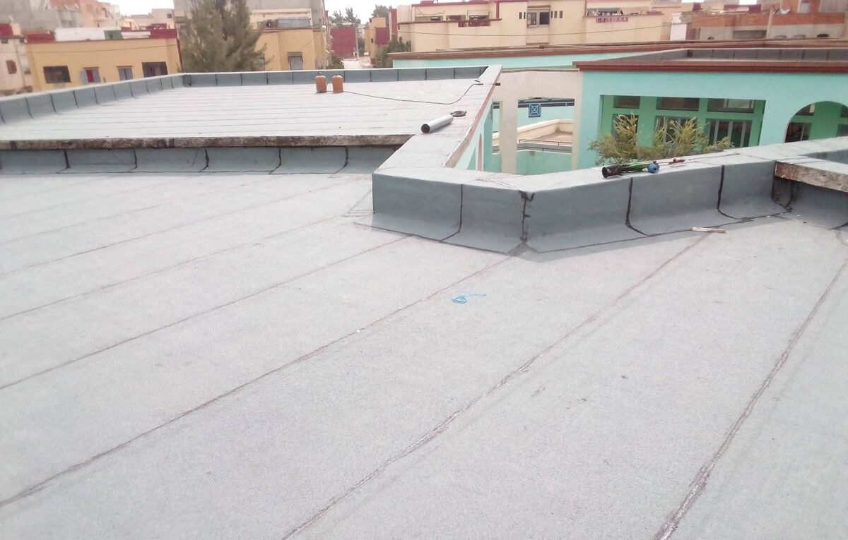 Toiture-terrasse avec membrane d'étanchéité posée par Mezni Étanchéité