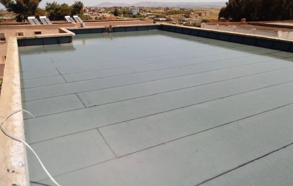Toiture-terrasse résidentielle avec membrane d'étanchéité