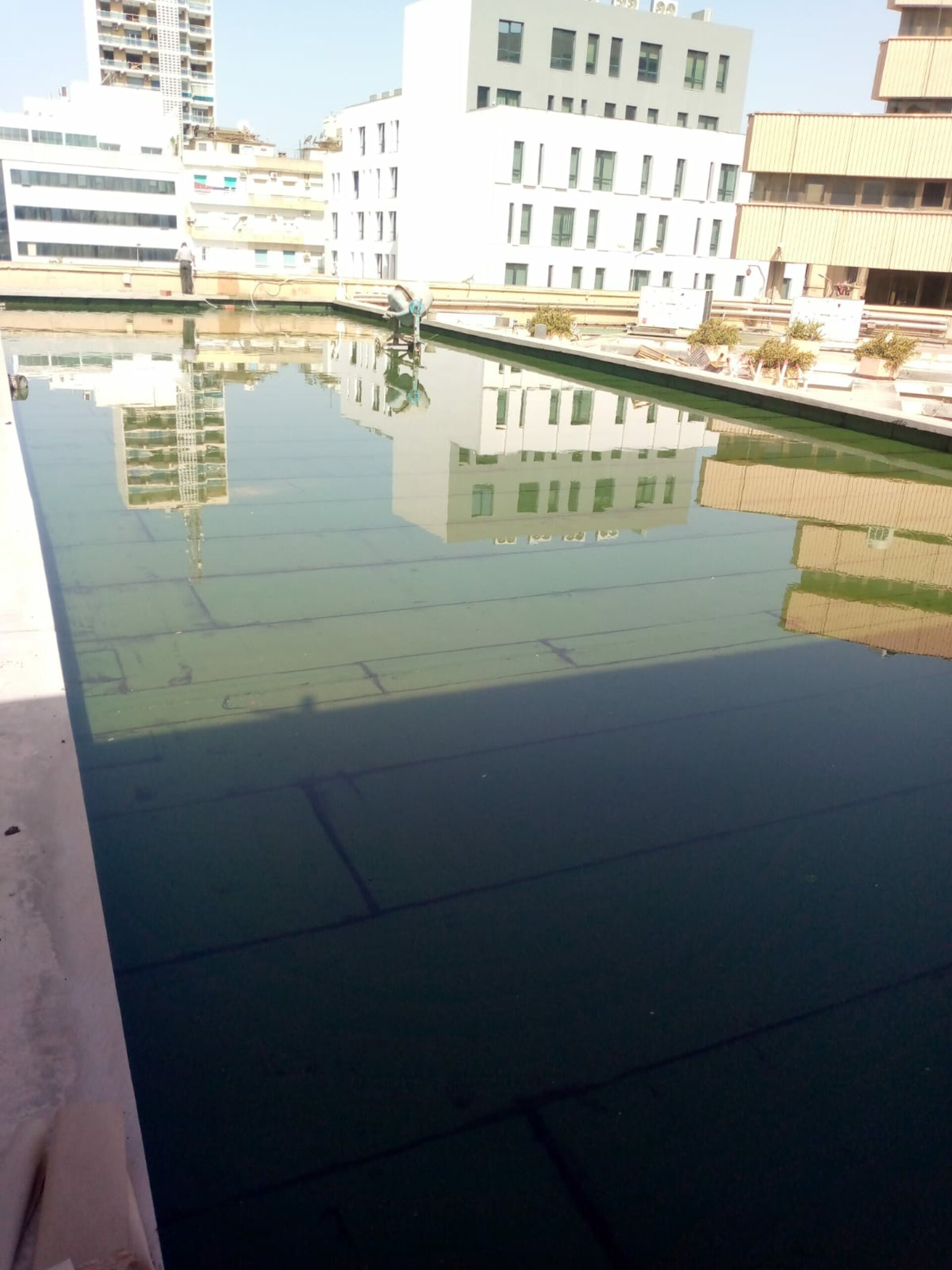 Test d'étanchéité en eau sur une toiture-terrasse réalisée par Mezni Étanchéité